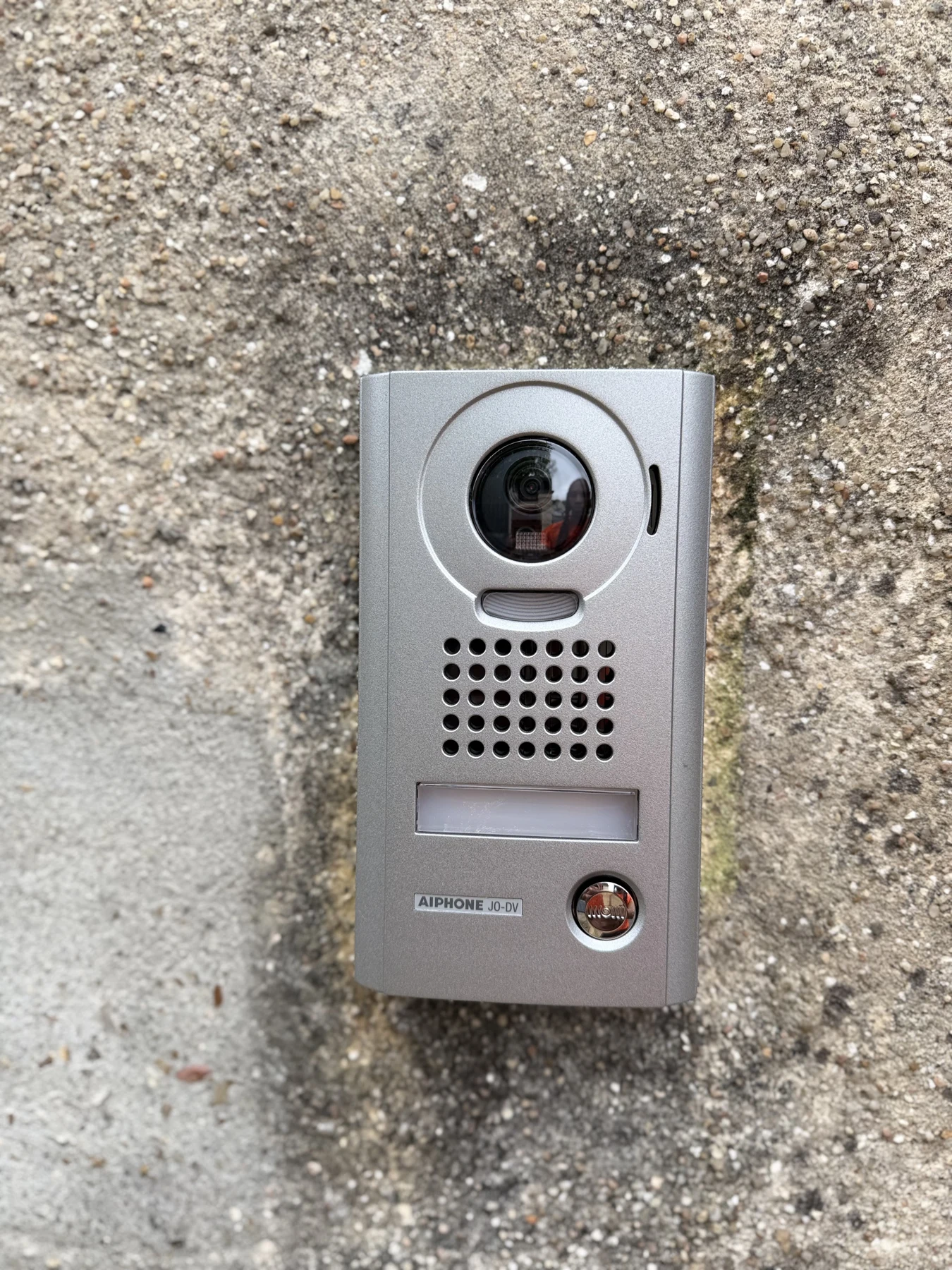 Platine de rue Aiphone installée sur un mur extérieur.